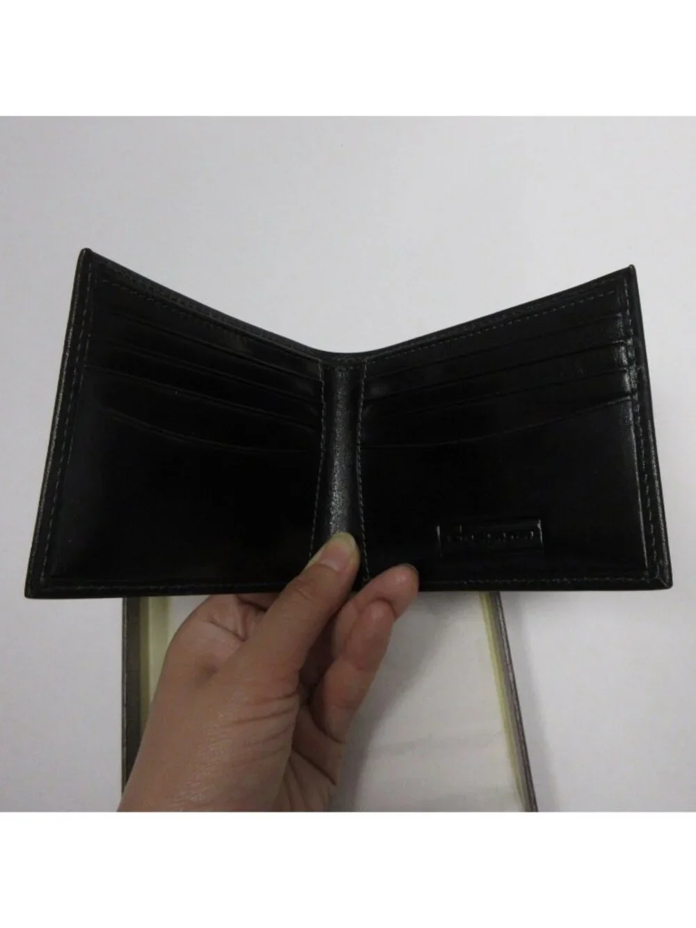 Trafalgar Wallet One Size Bifold Leather Credit Card Slots Luxury NEW